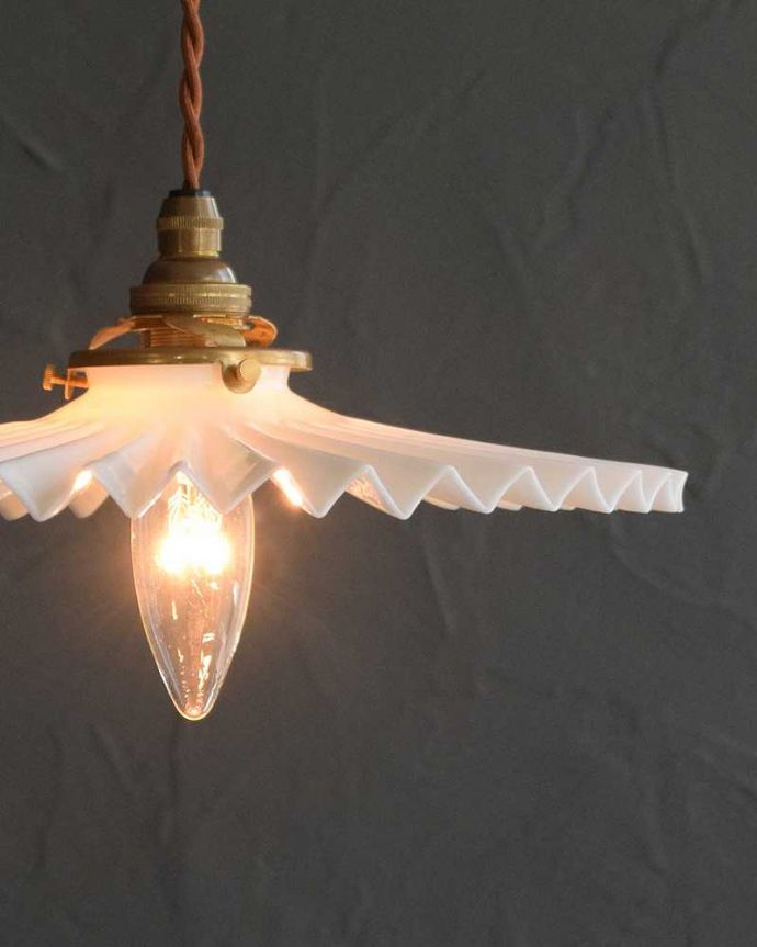 ペンダントライト　照明・ライティング　ミルクガラス照明、フリルが可愛いアンティークペンダントライト（コード・シャンデリア電球・ギャラリーA付き）。。(m-2800-z)