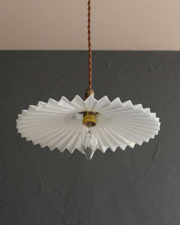 ペンダントライト　照明・ライティング　ミルクガラス照明、フリルが可愛いアンティークペンダントライト（コード・シャンデリア電球・ギャラリーA付き）。。(m-2800-z)