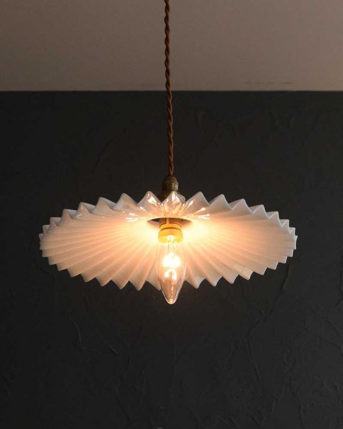 ペンダントライト　照明・ライティング　ミルクガラス照明、フリルが可愛いアンティークペンダントライト（コード・シャンデリア電球・ギャラリーA付き）。。(m-2800-z)