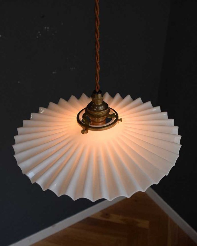 ペンダントライト　照明・ライティング　ミルクガラス照明、フリルが可愛いアンティークペンダントライト（コード・シャンデリア電球・ギャラリーA付き）。。(m-2800-z)