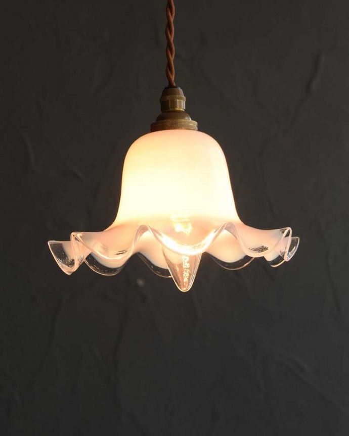 ミルクガラスのキレイなアンティークペンダントライト（コード