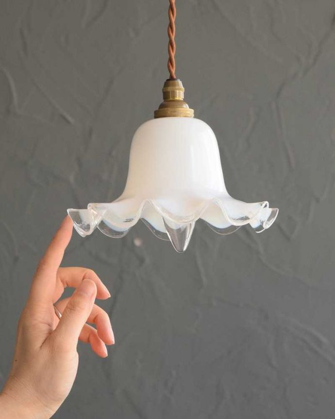 ミルクガラスのキレイなアンティークペンダントライト（コード
