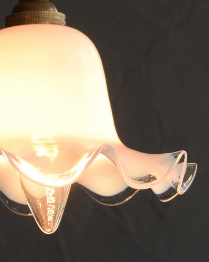 ペンダントライト　照明・ライティング　ミルクガラスのキレイなアンティークペンダントライト（コード・シャンデリア球・ギャラリーなし）。。(m-2808-z)