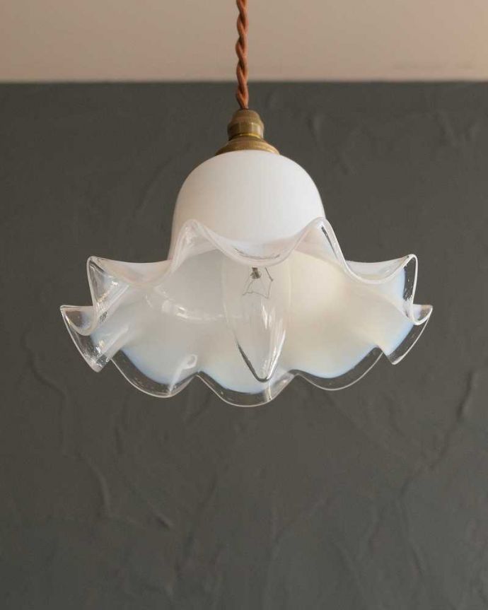 ペンダントライト　照明・ライティング　ミルクガラスのキレイなアンティークペンダントライト（コード・シャンデリア球・ギャラリーなし）。。(m-2808-z)