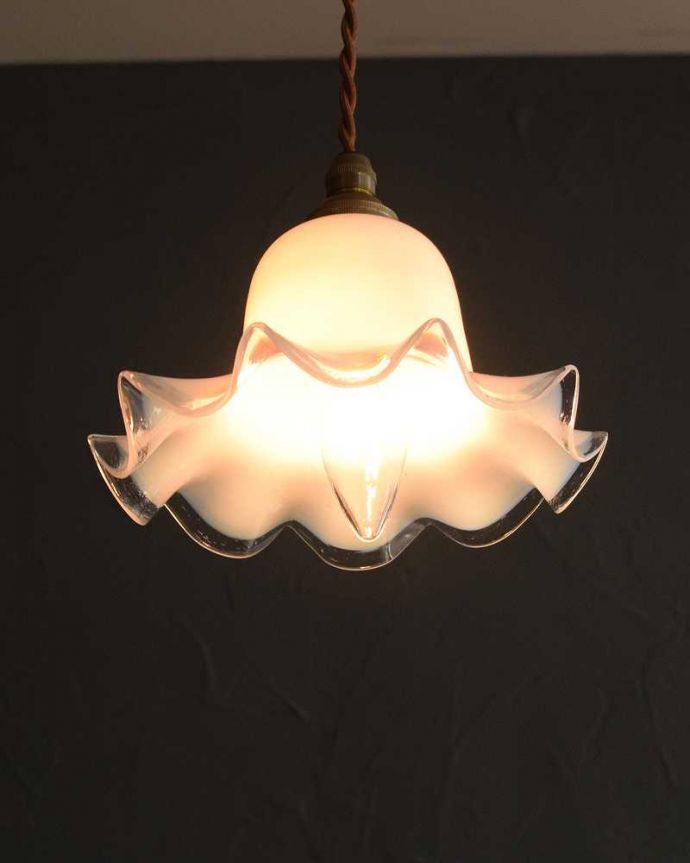 ペンダントライト　照明・ライティング　ミルクガラスのキレイなアンティークペンダントライト（コード・シャンデリア球・ギャラリーなし）。。(m-2808-z)