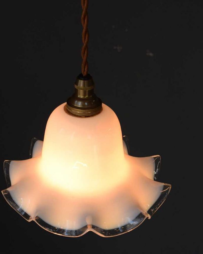 ペンダントライト　照明・ライティング　ミルクガラスのキレイなアンティークペンダントライト（コード・シャンデリア球・ギャラリーなし）。。(m-2808-z)