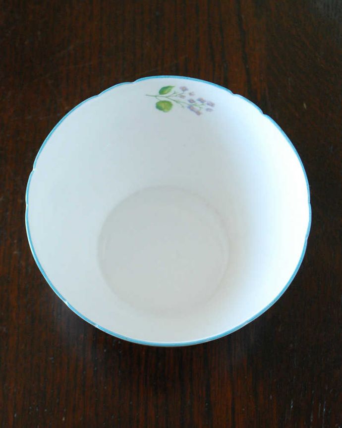 シェ―リー窯　アンティーク雑貨　爽やかなお茶の時間を楽しむアンティーク食器、シェリー窯のシュガーボウル。上からのぞいてみると･･･アンティークのため、多少の欠け・傷がある場合がありますが、使用上問題がないものだけを選んできたので、ご了承下さい。(m-2816-z)