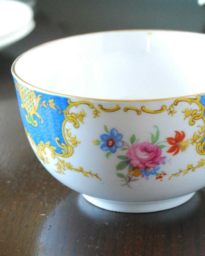 アンティーク 陶磁器の雑貨 アンティーク雑貨 ブルー×ゴールドのクラシックなボーンチャイナの シュガーポット (WINDSOR)。お茶の時間を華やかにしてくれるアンティークティータイムを楽しむための茶道具の一つシュガーポット。(m-2817-z)