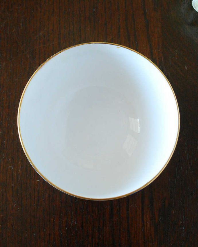 アンティーク 陶磁器の雑貨 アンティーク雑貨 ブルー×ゴールドのクラシックなボーンチャイナの シュガーポット (WINDSOR)。上からのぞいてみると・・・アンティークのため、多少の欠け・傷がある場合がありますが、使用上問題がないものだけを選んできたので、ご了承下さい。(m-2817-z)