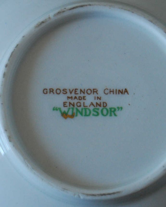 アンティーク 陶磁器の雑貨 アンティーク雑貨 ブルー×ゴールドのクラシックなボーンチャイナの シュガーポット (WINDSOR)。裏側には品質の証製造メーカー保証の意味がこもった窯印、ポーセリンマークがあります。(m-2817-z)