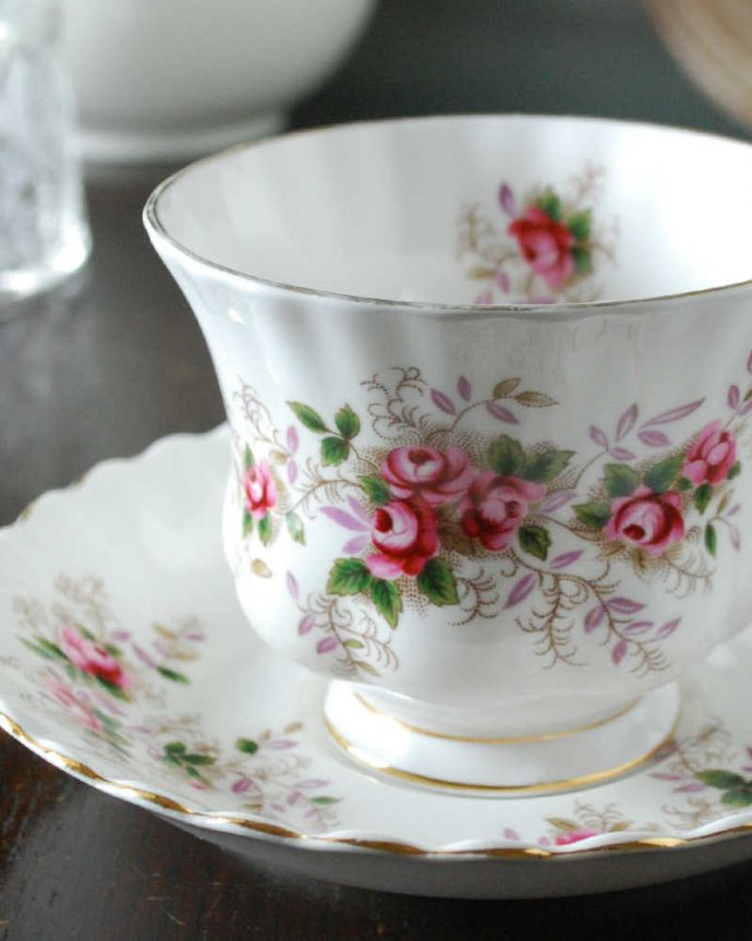 アンティーク 陶磁器の雑貨 アンティーク雑貨 イギリスで見つけたロイヤルアルバート社のアンティークバラカップ&ソーサー(ラベンダーローズシリーズ)。飾って使って楽しむ小さなアンティークアンティークでしか手に入れることが出来ない美しい模様のカップ&ソーサー。(m-2826-z)