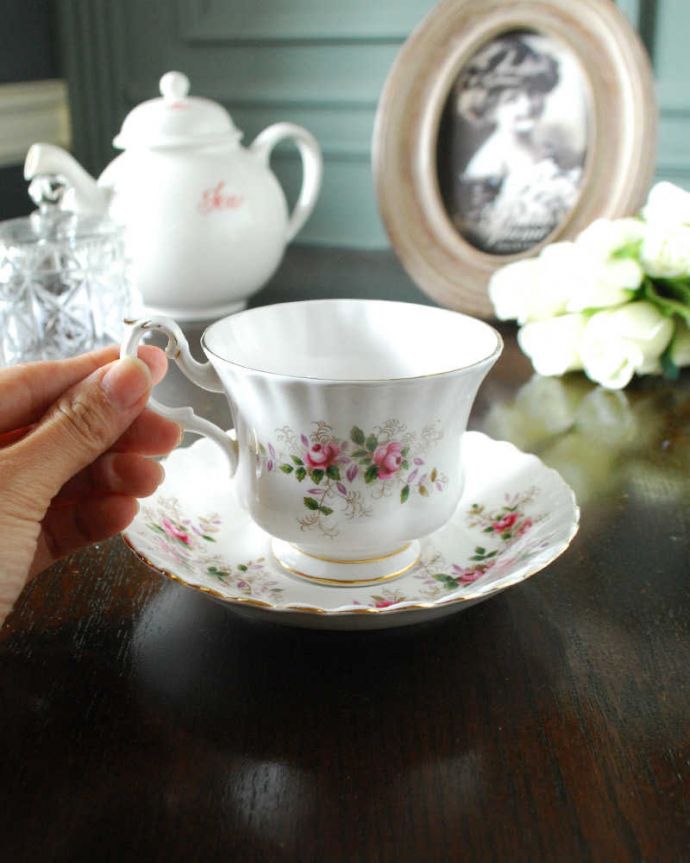 アンティーク 陶磁器の雑貨 アンティーク雑貨 イギリスで見つけたロイヤルアルバート社のアンティークバラカップ&ソーサー(ラベンダーローズシリーズ)。お茶の時間をもっと優雅に・・・眺めているだけじゃもったいないので、実用的に使って下さい。(m-2826-z)