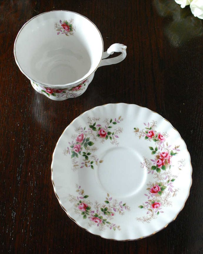 アンティーク 陶磁器の雑貨 アンティーク雑貨 イギリスで見つけたロイヤルアルバート社のアンティークバラカップ&ソーサー(ラベンダーローズシリーズ)。上から見るとこんな感じです状態のいいものだけを選んでいますが、アンティークなのでキズや欠けがある場合があります。(m-2826-z)