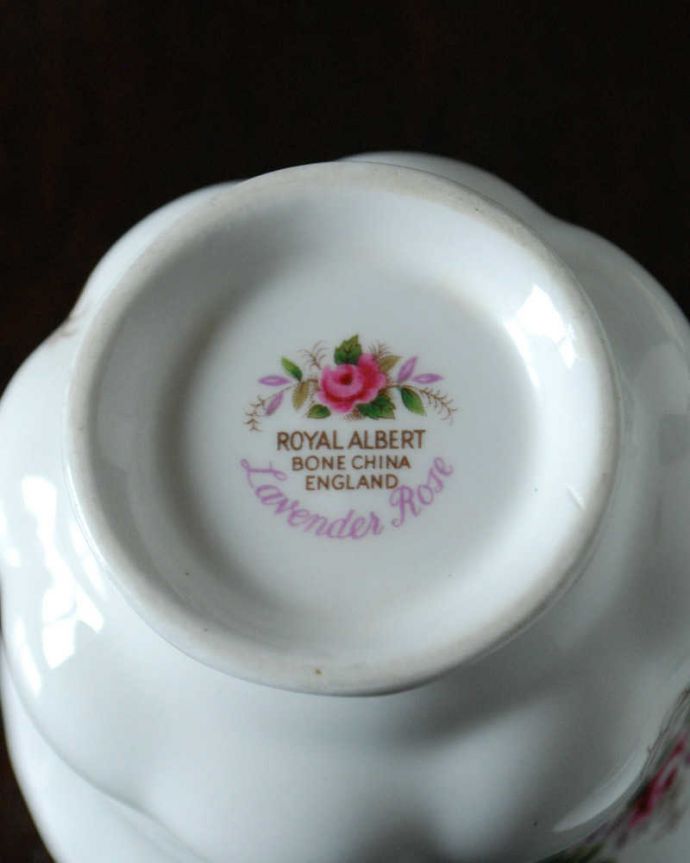 アンティーク 陶磁器の雑貨 アンティーク雑貨 イギリスで見つけたロイヤルアルバート社のアンティークバラカップ&ソーサー(ラベンダーローズシリーズ)。裏側には品質の証製造メーカー保証の意味がこもった窯印、ポーセリンマークがあります。(m-2826-z)