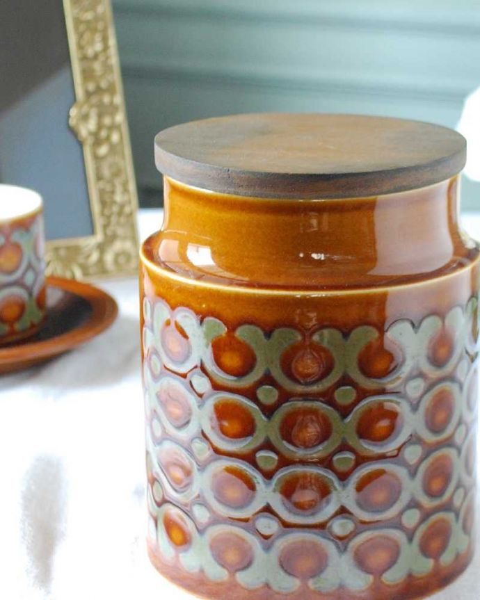 Hornsea(ホーンジー) アンティーク雑貨 ホーンジー社、HORNSEA「ブロンテ」シリーズのキャニスター(ビンテージ陶器)。1972年に誕生した「BRONTE」当時、一世を風靡したブロンテシリーズは、独自の立体的な型押しと色使いがとても人気のシリーズでした。(m-2837-z)