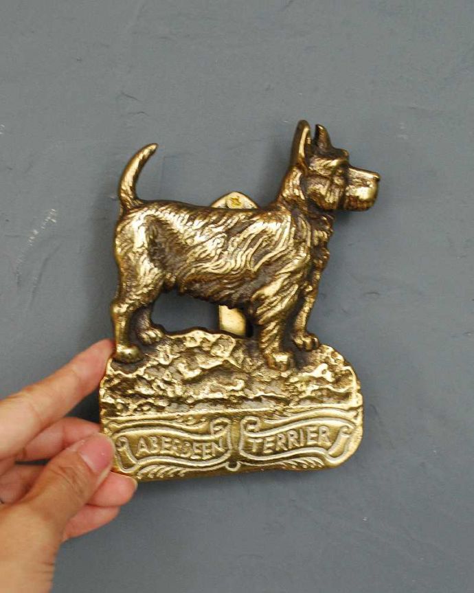 アンティーク 真鍮の雑貨 アンティーク雑貨 イギリスで見つけた真鍮のアンティークドアノッカー(アバディーンテリア)。大きさはこれくらいですこんな風に持ち上げてコンコンとノックして下さい。(m-2839-z)