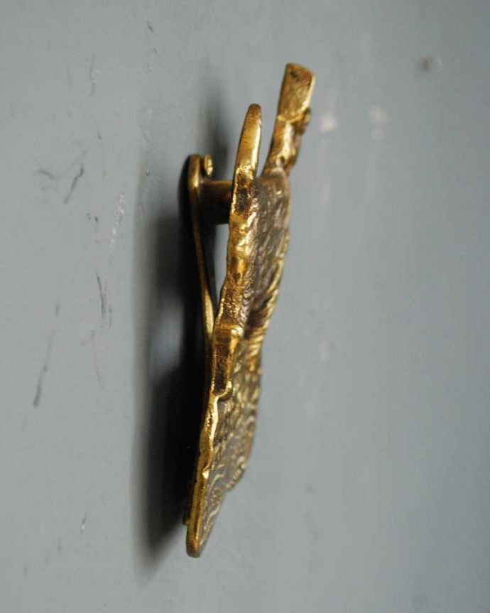 アンティーク 真鍮の雑貨 アンティーク雑貨 イギリスで見つけた真鍮のアンティークドアノッカー(アバディーンテリア)。横から見るとこんな感じですアンティークなので多少のキズ・汚れがある場合がありますが、使用上問題はありませんので、ご了承下さい。(m-2839-z)