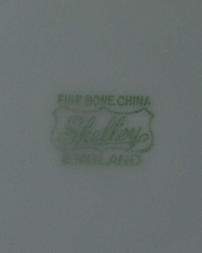 シェ―リー窯　アンティーク雑貨　英国シェリー窯のDaintyWhiteシリーズ、アンティークプレート（21cm）。裏側には品質の証1945～1966年製造のシェリーのバックスタンプがあります。(m-2841-z)