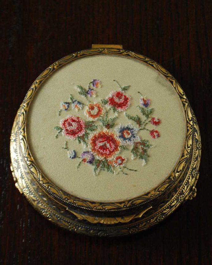 アンティーク 真鍮の雑貨　アンティーク雑貨　真鍮細工が美しいプチポワンジュエリーボックス、フランス輸入のアンティーク雑貨。上から全体を見てみましょうアンティークなので多少のキズ・汚れがある場合があります。(m-2848-z)