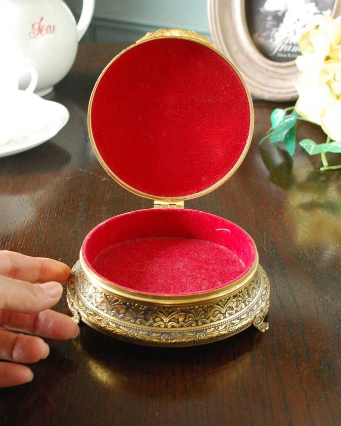 アンティーク 真鍮の雑貨　アンティーク雑貨　真鍮細工が美しいプチポワンジュエリーボックス、フランス輸入のアンティーク雑貨。大きさはこれくらいです真鍮細工も繊細で美しいデザインです。(m-2848-z)