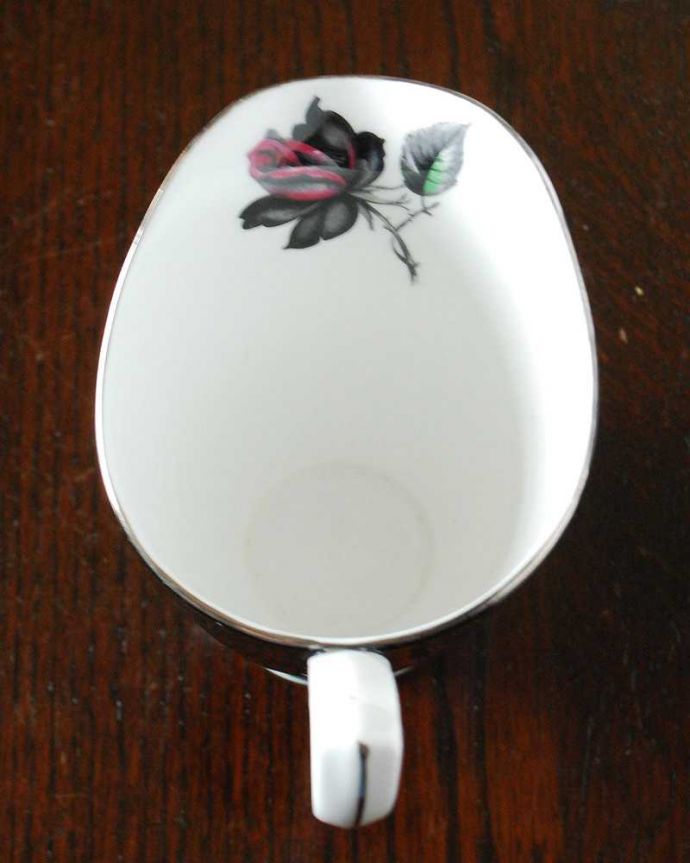 アンティーク 陶磁器の雑貨　アンティーク雑貨　ロイヤルアルバート社の美しい黒薔薇のマスカレードシリーズ（ミルクジャグ）。上から見るとこんな感じです状態のいいものだけを選んでいますが、アンティークなのでキズや欠けがある場合があります。(m-2849-z)