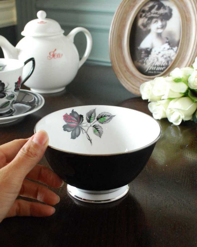 アンティーク 陶磁器の雑貨　アンティーク雑貨　ロイヤルアルバート社の美しい黒薔薇のマスカレードシリーズ（シュガーポット）。自分流の使い方で楽しんでくださいアンティークなのでキズや汚れはありますが、使えるものだけを選んできました。(m-2850-z)