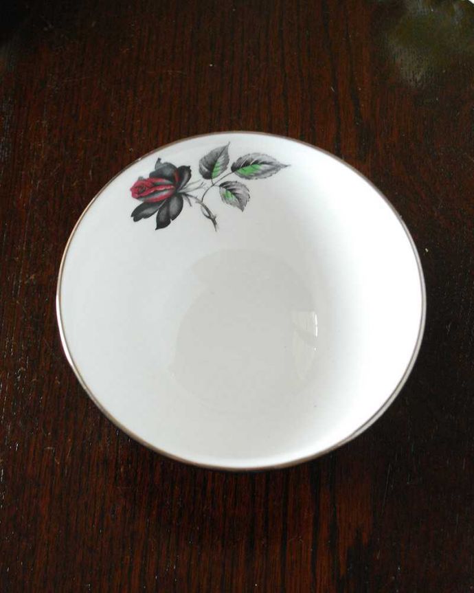 アンティーク 陶磁器の雑貨　アンティーク雑貨　ロイヤルアルバート社の美しい黒薔薇のマスカレードシリーズ（シュガーポット）。上からのぞいてみると･･･アンティークのため、多少の欠け・傷がある場合がありますが、使用上問題がないものだけを選んできたので、ご了承下さい。(m-2850-z)