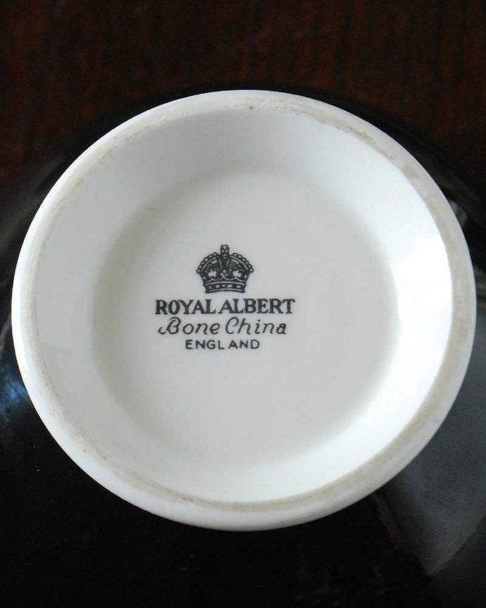 アンティーク 陶磁器の雑貨　アンティーク雑貨　ロイヤルアルバート社の美しい黒薔薇のマスカレードシリーズ（シュガーポット）。裏側のポーセリンマーク製造メーカー保証の意味がこもった窯印、ポーセリンマークがあります。(m-2850-z)