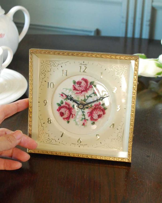 アンティーク 真鍮の雑貨　アンティーク雑貨　華やかな刺繍が可愛いアンティークプチポワンの時計。アンティークらしい独特のデザインアンティークなので多少のキズ・汚れがある場合があります。(m-2854-z)