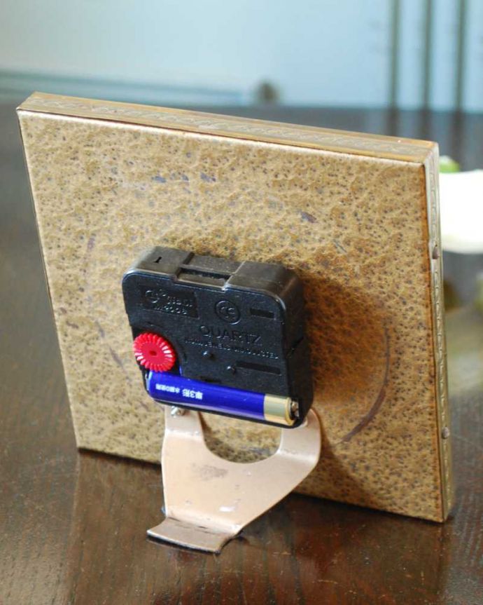アンティーク 真鍮の雑貨　アンティーク雑貨　華やかな刺繍が可愛いアンティークプチポワンの時計。裏から見ると･･･クオーツは新しく交換しました。(m-2854-z)