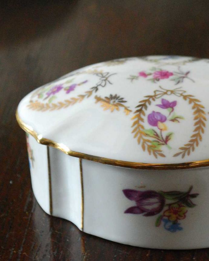 アンティーク 陶磁器の雑貨 アンティーク雑貨 金彩のリース×紫の可愛いお花模様のアンティーク蓋付き小物入れ。飾って使って楽しむ小さなアンティークアンティークでしか手に入れることが出来ない美しい模様の小物入れです。(m-2855-z)
