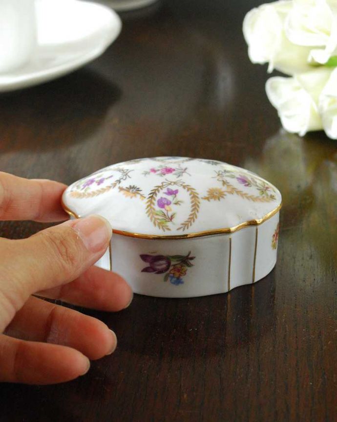 アンティーク 陶磁器の雑貨 アンティーク雑貨 金彩のリース×紫の可愛いお花模様のアンティーク蓋付き小物入れ。ふたを開ける度にワクワク・・・アクセサリーや小物入れにオススメです。(m-2855-z)