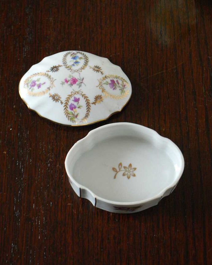 アンティーク 陶磁器の雑貨 アンティーク雑貨 金彩のリース×紫の可愛いお花模様のアンティーク蓋付き小物入れ。上から見ると・・・新品ではないので多少のキズや欠けはありますが、使用上問題のないものだけを選んできましたのでご了承下さい。(m-2855-z)