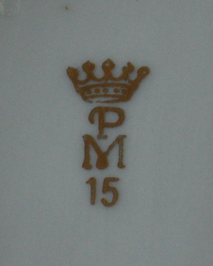 アンティーク 陶磁器の雑貨 アンティーク雑貨 金彩のリース×紫の可愛いお花模様のアンティーク蓋付き小物入れ。裏側には品質の証ひっくり返して見ると、こんな感じのポーセリンマークを見つけることが出来ます。(m-2855-z)