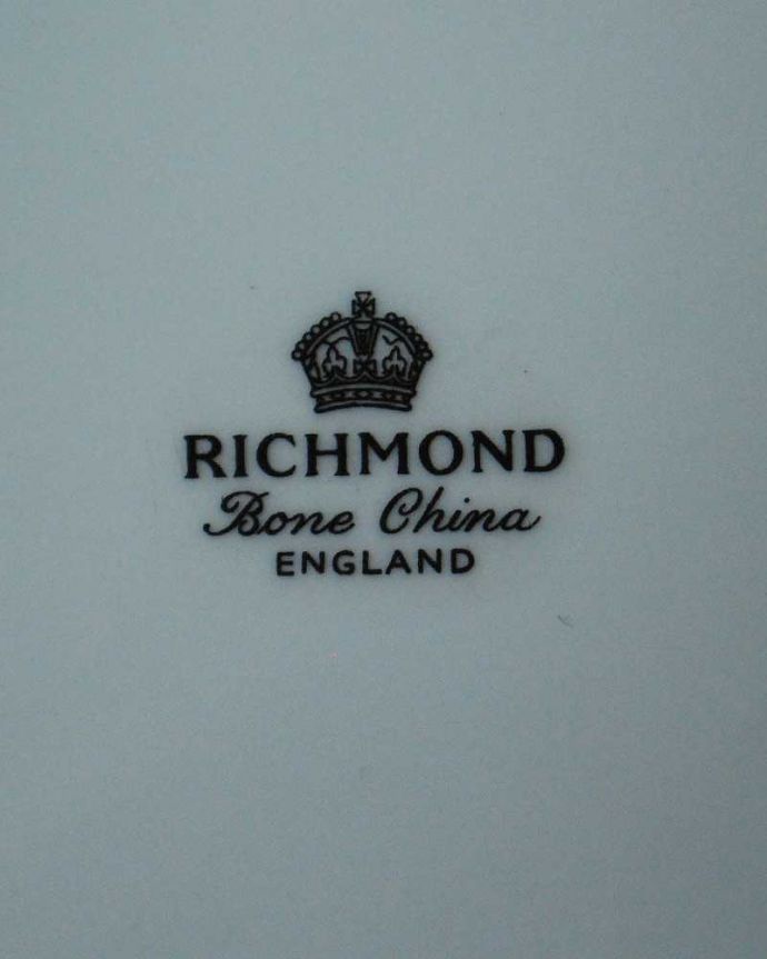 アンティーク 陶磁器の雑貨　アンティーク雑貨　エレガントな薔薇のアンティークバラプレート（RICHMOND）。裏側には品質の証製造メーカー保証の意味がこもった窯印、ポーセリンマークがあります。(m-2856-z)