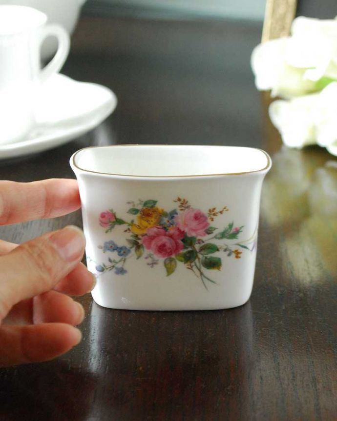 アンティーク 陶磁器の雑貨 アンティーク雑貨 お花模様が素敵なロイヤルドルトンアルカディアのアンティーク小物入れ。大きさはコレくらいです小さな花器にしたり、小物入れにオススメです。(m-2857-z)