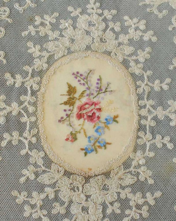 アンティーク 真鍮の雑貨　アンティーク雑貨　フランスから届いた美しいアンティーク、プチポワンスクエア型トレイ（ドレッシングトレイ）。マリーアントワネットが愛した刺繍色とりどりのお花が刺繍で描かれたプチポワンのトレイ。(m-2864-z)
