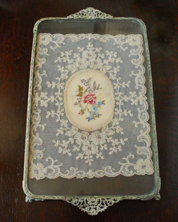 アンティーク 真鍮の雑貨　アンティーク雑貨　フランスから届いた美しいアンティーク、プチポワンスクエア型トレイ（ドレッシングトレイ）。上から全体を見てみましょうアンティークなので多少のキズ・汚れがある場合があります。(m-2864-z)