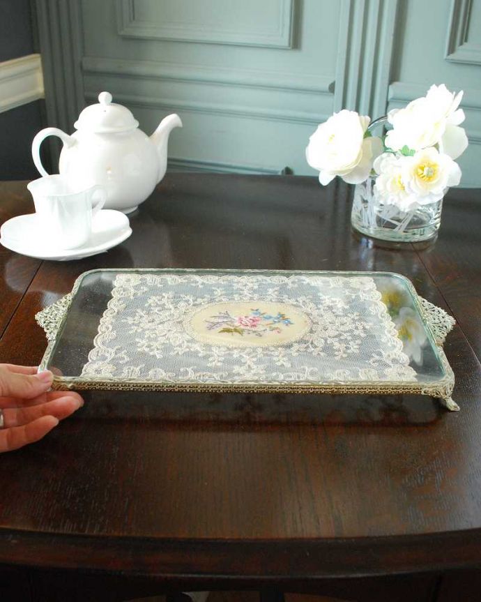 アンティーク 真鍮の雑貨　アンティーク雑貨　フランスから届いた美しいアンティーク、プチポワンスクエア型トレイ（ドレッシングトレイ）。ゴージャスな雰囲気香水ボトルや、ミラー、アクセサリーを乗せても素敵ですね。(m-2864-z)