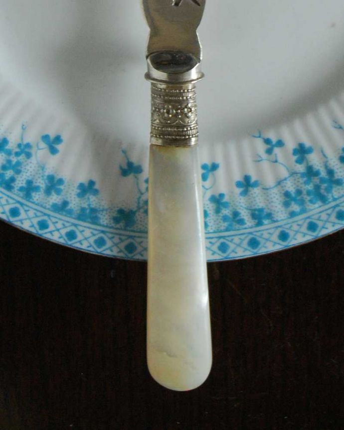 アンティーク シルバー製　アンティーク雑貨　お花模様が美しい、白蝶貝の柄のアンティークシルバープレートのバターナイフ。上から見るとこんな感じですアンティークなので多少のキズやカケがある場合はありますが、使用上問題はありませんのでご了承下さい。(m-2867-z)