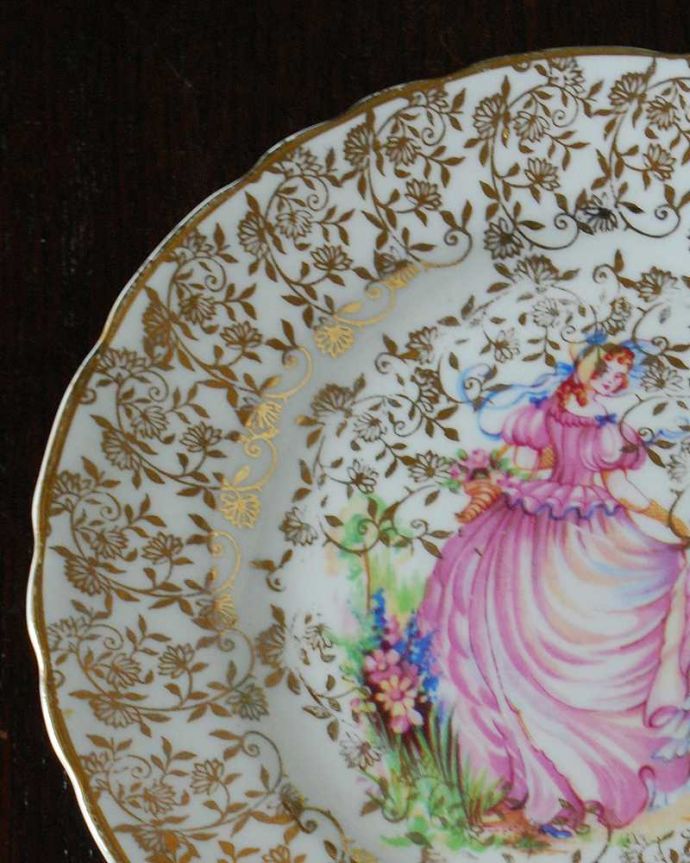 アンティーク 陶磁器の雑貨　アンティーク雑貨　ピンクのドレスをきた女の子が可愛い金彩のアンティークパンプレート。一番使いやすいサイズのパンプレート食事の時、パンを乗せるために使われるプレートは、一番使いやすく実用的な大きさ。(m-2870-z)