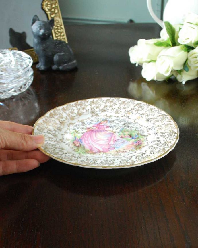 アンティーク 陶磁器の雑貨　アンティーク雑貨　ピンクのドレスをきた女の子が可愛い金彩のアンティークパンプレート。飾って使って楽しむアンティーク美しい柄のプレートは、飾っても使っても楽しめます。(m-2870-z)