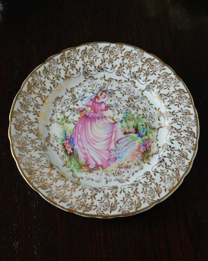 アンティーク 陶磁器の雑貨　アンティーク雑貨　ピンクのドレスをきた女の子が可愛い金彩のアンティークパンプレート。上から見るとこんな感じです状態のいいものだけを選んでいますが、アンティークなのでキズや欠けがある場合があります。(m-2870-z)