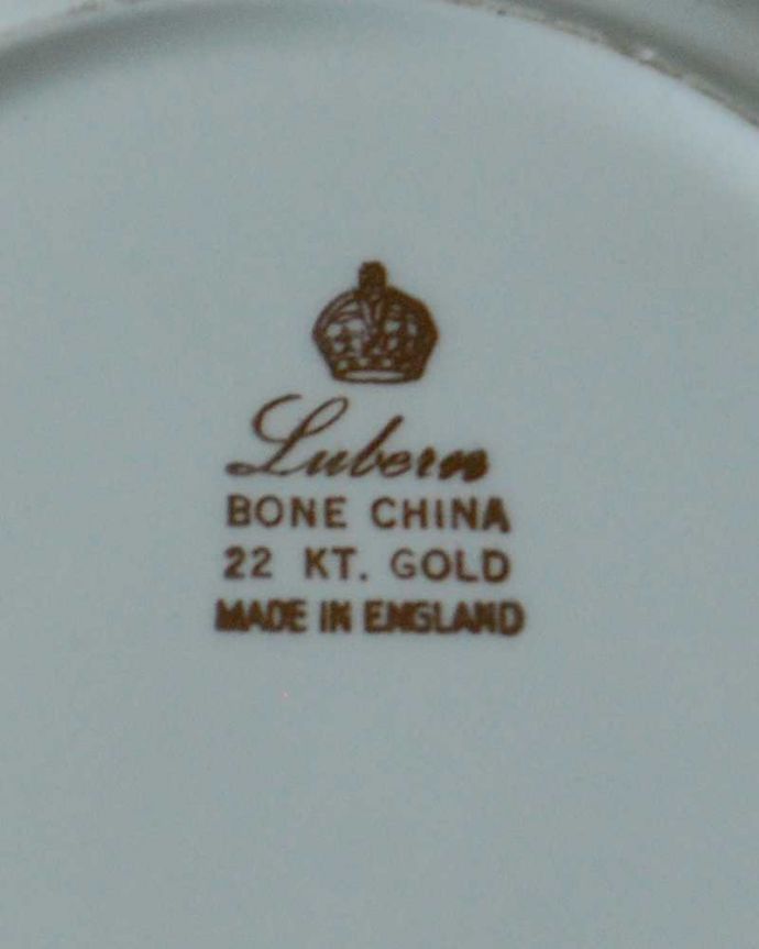 アンティーク 陶磁器の雑貨　アンティーク雑貨　ピンクのドレスをきた女の子が可愛い金彩のアンティークパンプレート。裏側には品質の証製造メーカー保証の意味がこもった窯印、ポーセリンマークがあります。(m-2870-z)