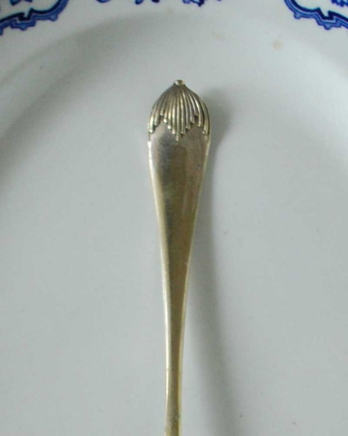 アンティーク シルバー製　アンティーク雑貨　ベリーとお花の装飾が華やかなアンティークシルバー（プレザーブドスプーン）。大切に受け継がれる本物の輝き細かい細工が施された英国を代表するアンティーク、シルバー製品。(m-2891-z)