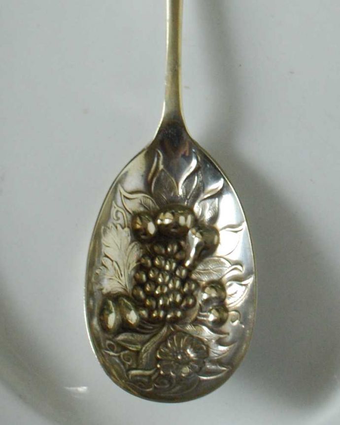 アンティーク シルバー製　アンティーク雑貨　ベリーとお花の装飾が華やかなアンティークシルバー（プレザーブドスプーン）。ちゃんと使えますアンティークシルバーの上品な輝きをお楽しみ下さい。(m-2891-z)