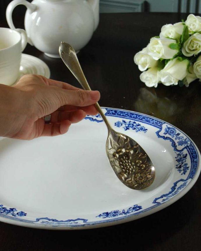 アンティーク シルバー製　アンティーク雑貨　ベリーとお花の装飾が華やかなアンティークシルバー（プレザーブドスプーン）。大きさはコレくらいです。(m-2891-z)