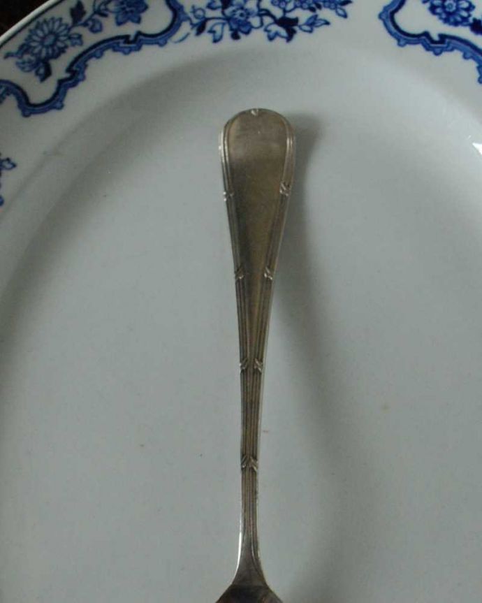 アンティーク シルバー製　アンティーク雑貨　英国輸入のアンティークシルバーカトラリー、葡萄の装飾が美しいプレザーブドスプーン。実際に使える美しいシルバーのカトラリー装飾の美しさがアンティークシルバーの最大の魅力。(m-2892-z)