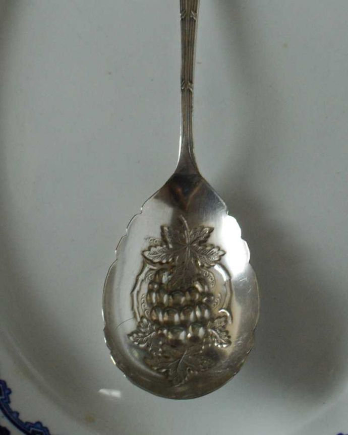 アンティーク シルバー製　アンティーク雑貨　英国輸入のアンティークシルバーカトラリー、葡萄の装飾が美しいプレザーブドスプーン。上から見るとこんな形ですアンティークなので多少のキズやカケがある場合はありますが、使用上問題はありませんのでご了承下さい。(m-2892-z)