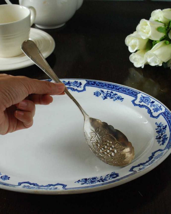 アンティーク シルバー製　アンティーク雑貨　英国輸入のアンティークシルバーカトラリー、葡萄の装飾が美しいプレザーブドスプーン。大きさはコレくらいです。(m-2892-z)